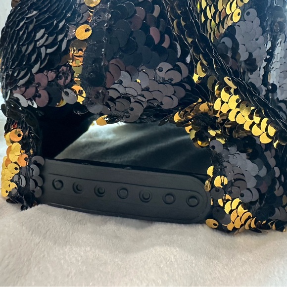 Reversible full sequin cap - Picture 6 of 8